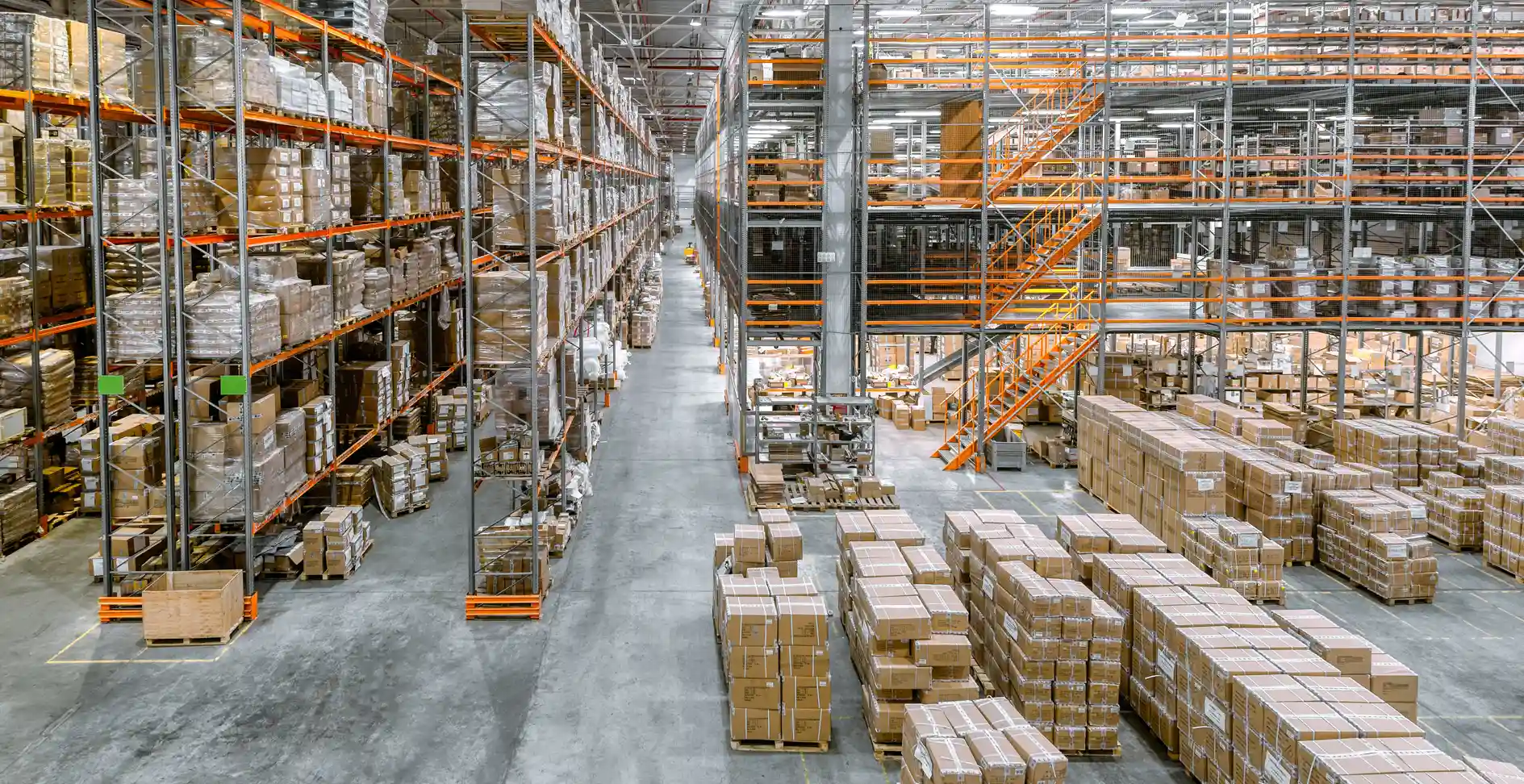 Palettenlager - sicher mit Stretchfolie gestretcht