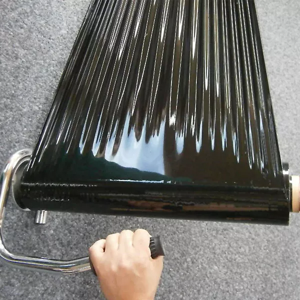 Handstretchfolie schwarz in Anwendung